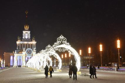 Москва.  Новогодняя иллюминация на Центральной аллее ВДНХ.