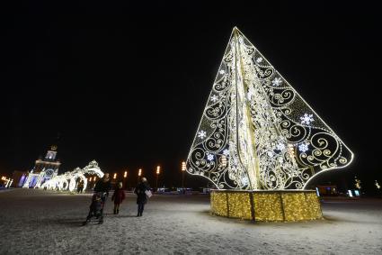 Москва.  Новогодняя иллюминация на Центральной аллее ВДНХ.