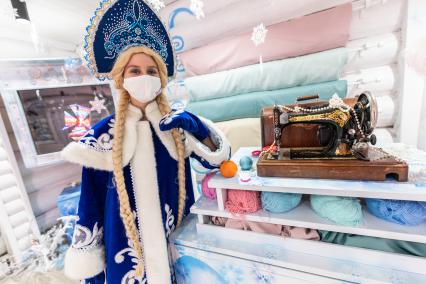 Москва. Снегурочка в московской усадьбе Деда Мороза в Кузьминках.