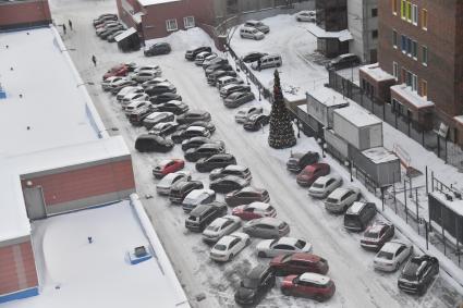 Москва. Вид на стоянку автомобилей.