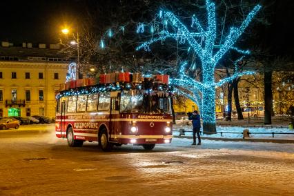 Санкт-Петербург. Новогодний автобус `ДедМоробус` с музыкантами.