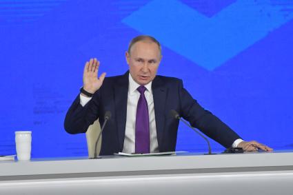 Москва. Президент РФ Владимир Путин во время большой ежегодной пресс-конференции в ЦВЗ `Манеж`.