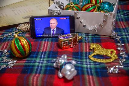Красноярск. Прямая трансляция большой ежегодной пресс-конференции президента РФ Владимира Путина на экране смартфона.