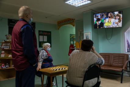 Красноярск. Во время просмотра прямой трансляции большой ежегодной пресс-конференции президента РФ Владимира Путина на экране телевизора.