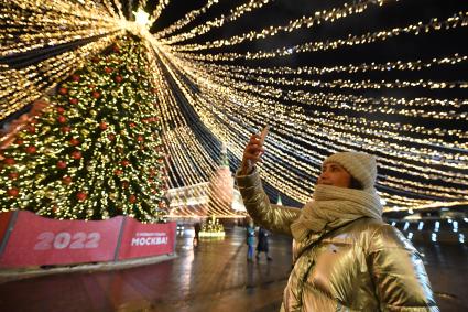 Москва. Новогодняя елка с гирляндами на Манежной площади.