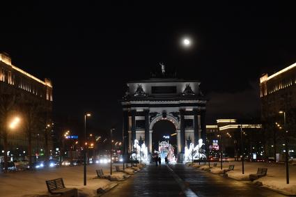 Москва.  Новогоднее оформление на Кутузовском проспекте и Триумфальная арка.