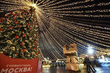 Москва. Новогодняя елка с гирляндами на Манежной площади.