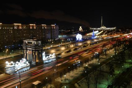 Москва.  Новогоднее оформление на Кутузовском проспекте и Триумфальная арка и Музей Победы на Поклонной горе.