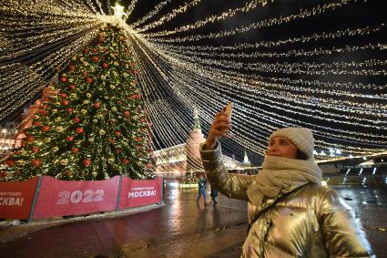 Москва. Новогодняя елка с гирляндами на Манежной площади.