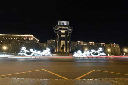 Москва.  Новогоднее оформление на Кутузовском проспекте и Триумфальная арка.