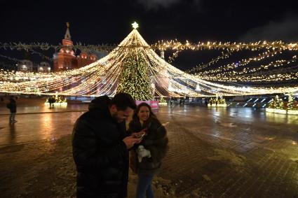 Москва. Новогодняя елка с гирляндами на Манежной площади.