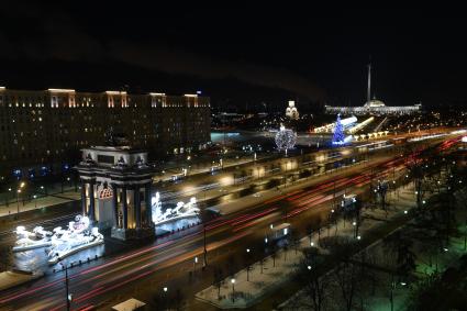 Москва.  Новогоднее оформление на Кутузовском проспекте и Триумфальная арка и Музей Победы на Поклонной горе.