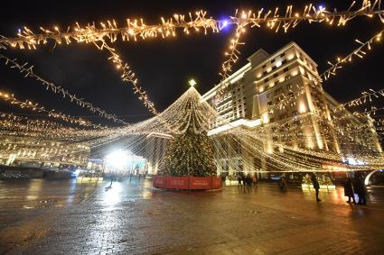 Москва. Новогодняя елка с гирляндами на Манежной площади.