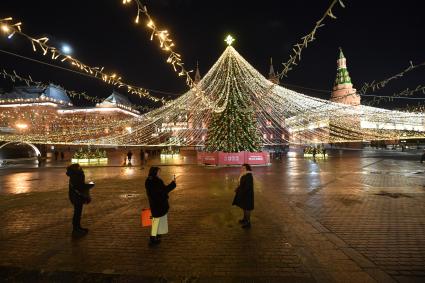 Москва. Новогодняя елка с гирляндами на Манежной площади.