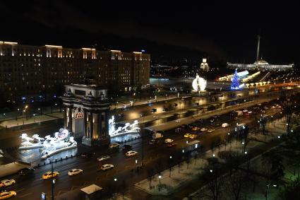 Москва. Новогоднее оформление на Кутузовском проспекте и Триумфальная арка и Музей Победы на Поклонной горе.