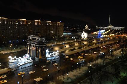 Москва.  Новогоднее оформление на Кутузовском проспекте и Триумфальная арка и Музей Победы на Поклонной горе.