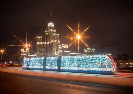 Москва. Трамвай, украшенный гирляндами, едет по Котельнической набережной.