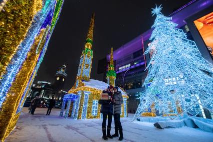 Москва. Новогоднее оформление у ТЦ `Европейский`.