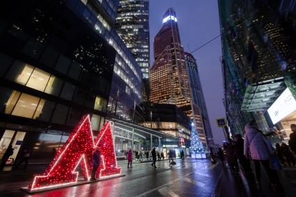 Москва. Трехметровую букву `М` (метро), украшенную гирляндами, установили у Москва-Сити.