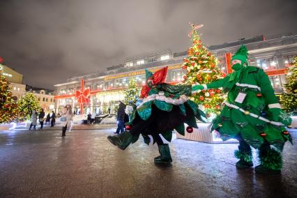 Москва. Аниматоры в костюмах у новогоднего ЦУМа.