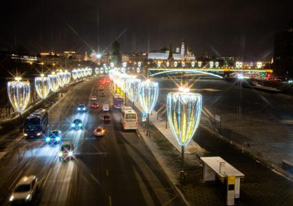 Москва. Новогодняя иллюминация на Кремлевской набережной.