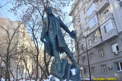 Москва. Памятник М.А. Булгакову у музея на Большой Пироговской 35а.