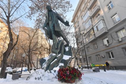 Москва. Памятник М.А. Булгакову у музея на Большой Пироговской 35а.