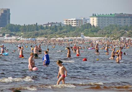 Анапа. Отдыхающие купаются в Черном море.