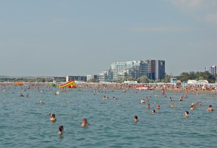 Анапа. Отдыхающие купаются в Черном море.