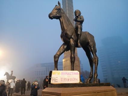 Казахстан. г.Алма-Ата. Протестующие во время митинга на центральной площади возле монумента независимости Казахстана. Надпись на плакате `Народ Казахстана не террористы`. В Казахстане прошли массовые акции протестов, вызванные ростом цен на сжиженный нефтяной газ, которые потом переросли в беспорядки и погромы.