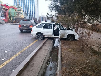 Казахстан. г.Алма-Ата. Труп в машине на одной из улиц города. В Казахстане прошли массовые акции протестов, вызванные ростом цен на сжиженный нефтяной газ, которые потом переросли в беспорядки и погромы.