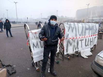 Казахстан. г.Алма-Ата. Плакат на баррикадах`Мирный митинг`. В Казахстане прошли массовые акции протестов, вызванные ростом цен на сжиженный нефтяной газ, которые потом переросли в беспорядки и погромы.