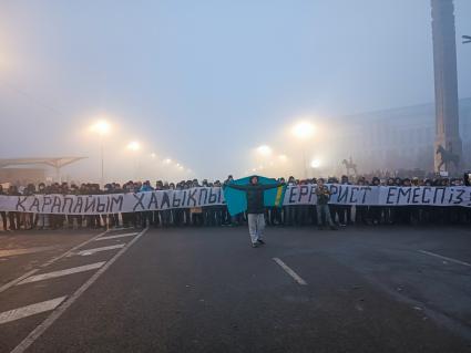 Казахстан. г.Алма-Ата. Протестующие во время митинга на центральной площади возле монумента независимости Казахстана. В Казахстане прошли массовые акции протестов, вызванные ростом цен на сжиженный нефтяной газ, которые потом переросли в беспорядки и погромы.