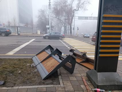 Казахстан. г.Алма-Ата. Перевернутые скамейки на одной из улиц города. В Казахстане прошли массовые акции протестов, вызванные ростом цен на сжиженный нефтяной газ, которые потом переросли в беспорядки и погромы.