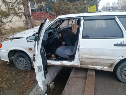 Казахстан. г.Алма-Ата. Труп в машине на одной из улиц города. В Казахстане прошли массовые акции протестов, вызванные ростом цен на сжиженный нефтяной газ, которые потом переросли в беспорядки и погромы.