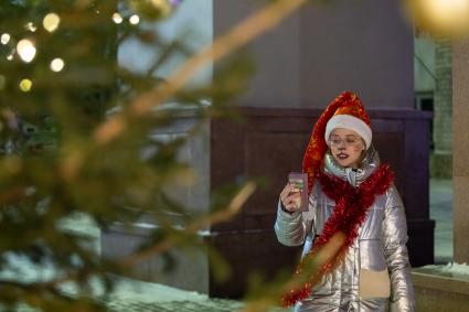 Красноярск. Девушка во время празднования Нового года.