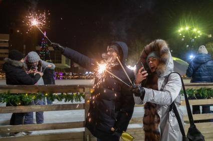 Красноярск. Мужчина с девушкой во время празднования Нового года.