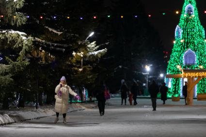 Красноярск. Люди катаются на катке во время встречи Нового 2022 года.