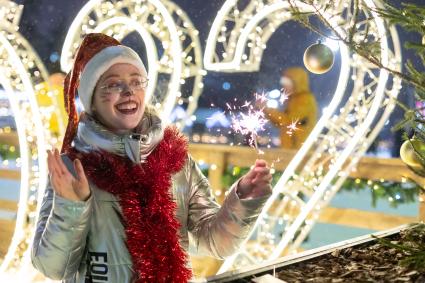 Красноярск. Девушка во время празднования Нового года.