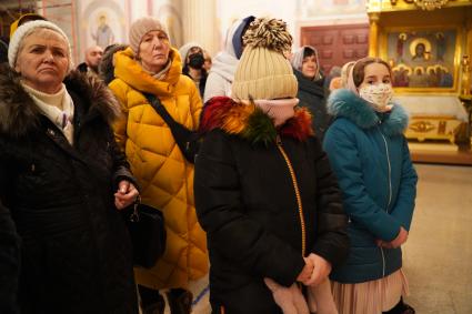 Самара.  Прихожане во время ночной Рождественской службы.