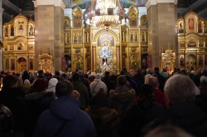 Самара.  Ночная Рождественская  служба в соборе Равноапостольных Кирилла и Мефодия.