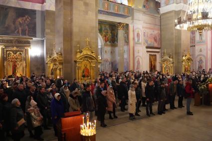 Самара.  Прихожане во время ночной Рождественской службы.