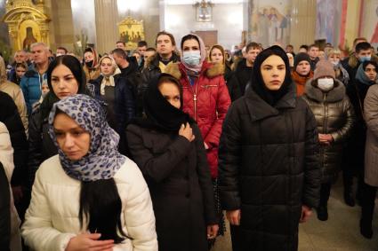 Самара.  Прихожане во время ночной Рождественской службы.