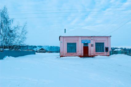 Новосибирская область. Карасукский район. Аул Карасарт, где проживают этнические казахи.. Здание сельского магазина.