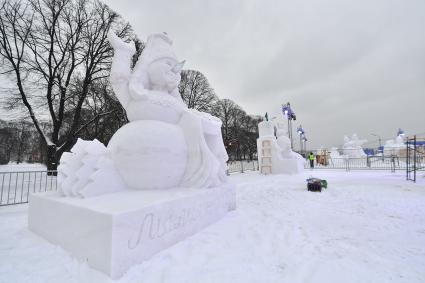 Москва. Снежные скульптуры на фестивале `Снег и лед в Москве`.
