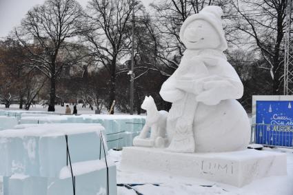 Москва.   Снежные скульптуры на фестивале `Снег и лед в Москве`.