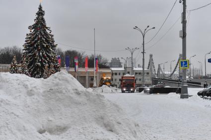 Москва.   Уборка снега на Крымском валу.