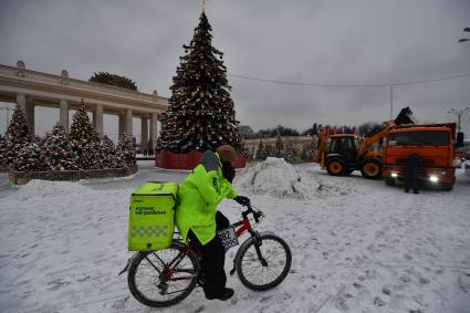 Москва.   Уборка снега на Крымском валу.