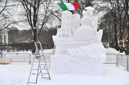 Москва.   Снежная скульптура `Viva Italia!` на фестивале `Снег и лед в Москве`.