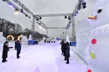 Москва.  Посетители на фестивале `Снег и лед в Москве`.